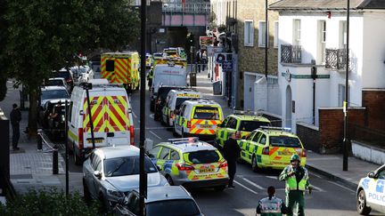 Des véhicules de police près de la station de métro Parsons Green à Londres (Royaume-Uni), le 15 septembre 2017. (KEVIN COOMBS / REUTERS)