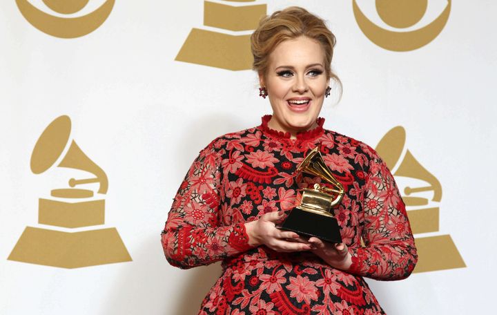 La chanteuse britannique Adele pose avec son Grammy Award, le 10 f&eacute;vrier 2013 &agrave; Los Angeles (Californie, Etats-Unis). (MATT SAYLES / AP / SIPA)