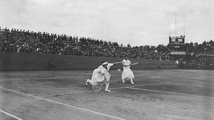 La finale double dames de tennis aux Jeux de 1924 à Paris. Aux débuts des Jeux olympiques, seules les compétitions de croquet, golf, équitation, voile et le tennis sont accessibles aux femmes. (CENTRAL PRESS / GETTY IMAGES)