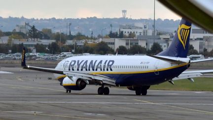 Un avion Ryanair à l'aéroport Toulouse-Blagnac le 15 novembre 2019. (PASCAL PAVANI / AFP)