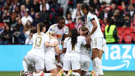 Les Lyonnaises font la fête après le but de Bacha, contre le PSG, le 28 avril 2024. (FRANCK FIFE / AFP)