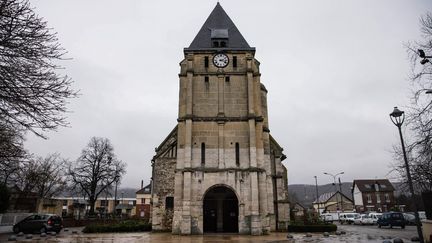 L'église dans laquelle le père Jacques Hamel a été assassiné, à Saint-Etienne-du-Rouvray, le 26 juillet 2016. (SAMEER AL-DOUMY / AFP)