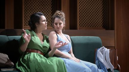 La mezzo-soprano Gaëlle Arquez (en Dorabella) et la soprano Vannina Santoni (en Fiordiligi) dans "Così fan tutte" de Mozart au Théâtre des Champs-Elysées.&nbsp;&nbsp; (VINCENT PONTET)