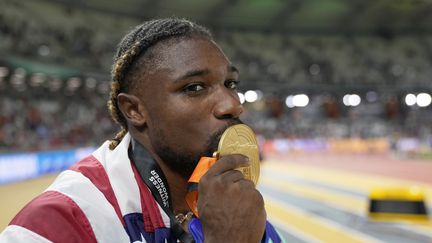 L'Américain Noah Lyles a réalisé le doublé mondial 100 - 200 m aux championnats du monde de Budapest, le 25 août 2023, huit ans après le Jamaïcain Usain Bolt. (MATTHIAS SCHRADER / AP)