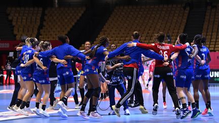 Les handballeuses françaises dansent leur joie d'avoir remporter la demi-finale de l'Euro 2020, 30-19, face à la Croatie, le 18 décembre 2020. (JONATHAN NACKSTRAND / AFP)