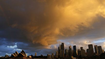 Vue du centre d'affaires et de l'op&eacute;ra de Sydney (Australie) alors que la ville fait face &agrave; un de ses hivers les plus chauds quand les temp&eacute;ratures journali&egrave;res moyennes d&eacute;passent les 19&deg;C, le 31 juillet 2013. (DANIEL MUNOZ / REUTERS)