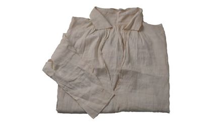 Chemise de l&#039;Empereur, chiffre couronné. Quatre douzaines de chemises devaient êtres fournies chaque année à l&#039;Empereur par Melles Lolive et de Beuvry.
 (Collection particulière (c) ECPAD Arnaud Roiné / Johann Peschel)