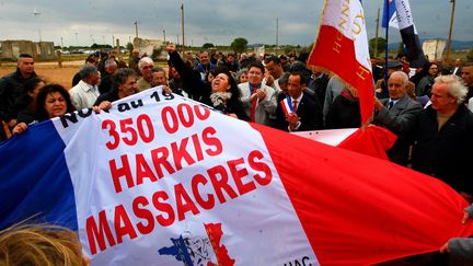 Un rassemblement d'associations de harkis et fils et filles de harkis au mémorial de Rivesaltes (Pyrénées-Orientales), le 19 mars 2016. (MICHEL CLEMENTZ / MAXPPP)