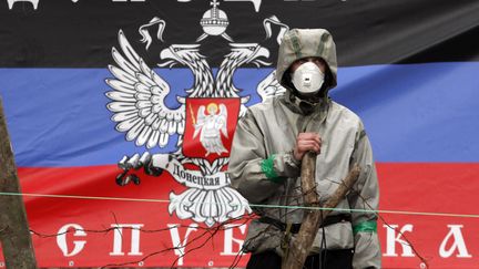 Un milicien pro-russe monte la garde devant un b&acirc;timent de l'administration r&eacute;gionale de Donetsk, dans l'est de l'Ukraine, le 14 avril 2014. (ANATOLIY STEPANOV / AFP)