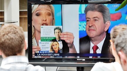 Marine Le Pen et Jean-Luc M&eacute;lenchon lors du d&eacute;bat organis&eacute; par France 3 Nord-Pas-de-Calais, le 2 juin 2012. (PHILIPPE HUGUEN / AFP)