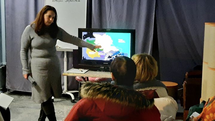 Iryna dispense un cours sur l'histoire de l'Ukraine au Musée nationale d'histoire à Kiev, en décembre 2022. (Agathe Mahuet / Radio France)