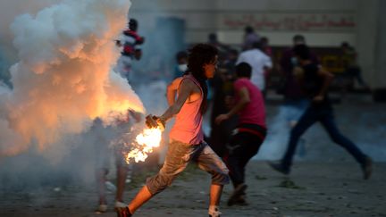 Les heurts devant l'ambassade des Etats-Unis au Caire (Egypte) se sont poursuivis dans la nuit de jeudi &agrave; vendredi 14 septembre.&nbsp; (KHALED DESOUKI / AFP)