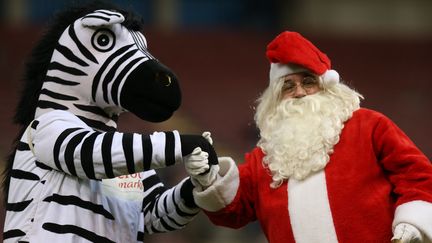 "Zebra", mascotte de l'&eacute;quipe locale de football, pose au c&ocirc;t&eacute; du p&egrave;re No&euml;l, le 21 d&eacute;cembre &agrave; Charleroi (Belgique).&nbsp; (VIRGINIE LEFOUR / BELGA MAG / AFP)