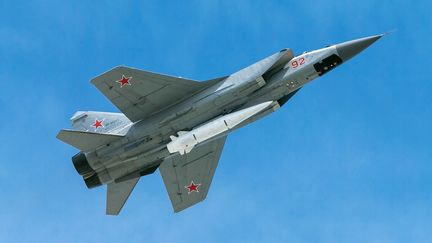 Missile hypersonique air-sol Kinjal placé sous un MiG-31K pour le défilé du Jour de la victoire à Moscou le 9 mai 2018. (MIL.RU CC BY 4.0 VIA WIKIMEDIA COMMONS)