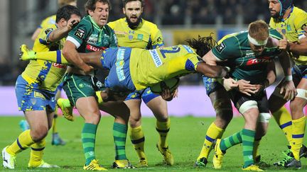 Le joueur de Clermont Albert Vulivuli pris en tenaille face aux Palois (THIERRY ZOCCOLAN / AFP)