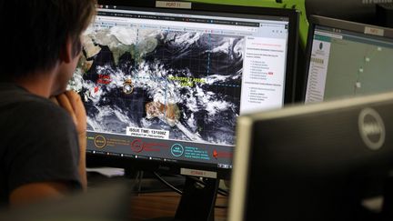 Selon les dernières prévisions l’œil du cyclone risque de passer directement au niveau de l'île de la Réunion,le 14 janvier 2024. (RICHARD BOUHET / AFP)