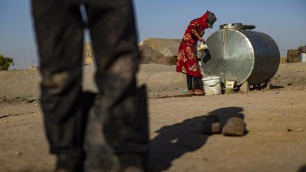 Avec la guerre, les Syriens subissent désormais une terrible épidémie de choléra. Deux tiers des usines de traitement d'eau sont endommagées, d'après l'ONU. (DELIL SOULEIMAN / AFP)