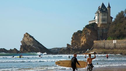 Une vue de la plage et de surfeurs à Biarritz, où se déroule le Festival Biarritz Amérique Latine.
 (Guillaume Soularue / AFP)