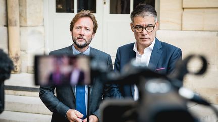 Boris Vallaud, presiden kelompok sosialis di Majelis Nasional, dan Olivier Faure, sekretaris pertama PS, di Hôtel de Matignon, di Paris, 14 September 2023. (CHANG MARTIN / SIPA / AFP)