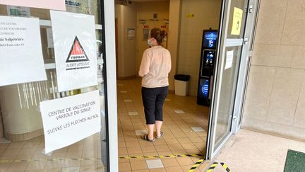 L'entrée du centre de vaccination contre la variole du singe, ouvert à Paris le mardi 26 juillet 2022. (Benjamin Recouvreur / FRANCE-INFO)