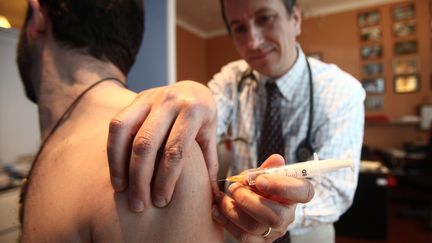 Un m&eacute;decin vaccinne un patient contre la grippe, le 16 janvier 2015 &agrave; Nice (Alpes-Maritimes). (MAXPPP)