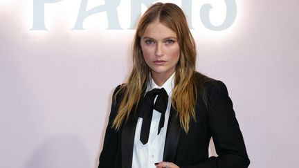 L'actrice française Camille Razat pose lors d'un photocall à l'occasion du lancement de la deuxième partie de la série télévisée « Emily in Paris Saison 4 » à la Samaritaine à Paris, le 12 septembre 2024. (THOMAS SAMSON / AFP)