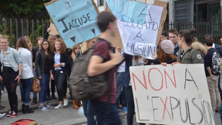 Des lyc&eacute;ens font un sit-in devant un lyc&eacute;e de Saint-Brieuc (GWENDAL HAMEURY / MAXPPP)