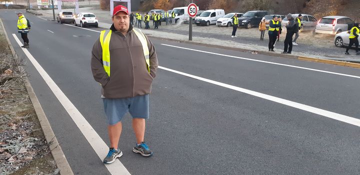 Cyril Bouchu à l'arrivée des premières voitures de "gilets jaunes", samedi 17 novembre, au petit matin, sur le rond-point de Thillois, près de Reims (Marne). (YANN THOMPSON / FRANCEINFO)