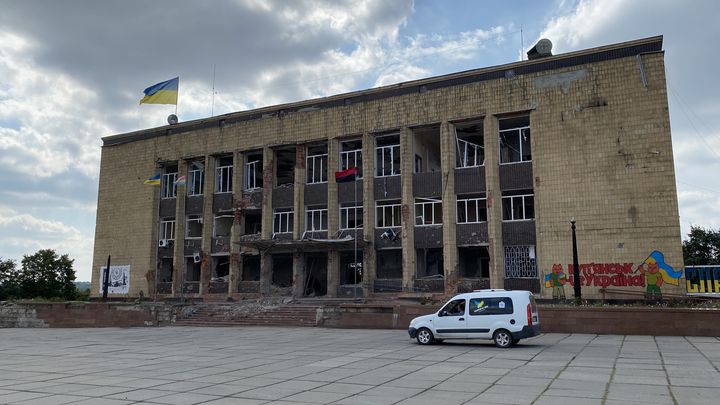 Le siège de l'administration locale de Koupiansk, dans la région de Kharkiv (Ukraine), le 2 septembre 2023. (FABIEN MAGNENOU / FRANCEINFO)