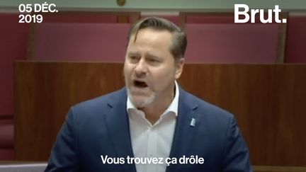 En plein parlement australien, l'énorme colère du sénateur Whish-Wilson face à l'inaction de son gouvernement pour protéger les coraux de la Grande barrière.