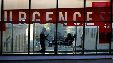 Un soignant transporte un patient alité, dans le couloir des urgences de l'hôpital Tenon, à Paris, le 23 septembre 2021. (THOMAS COEX / AFP)