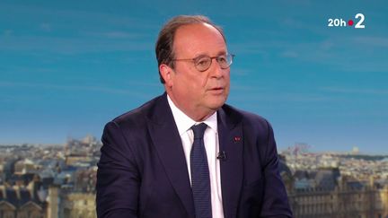 François Hollande sur le plateau du "20 heures" de France 2, le 2 juillet 2024. (FRANCE 2)