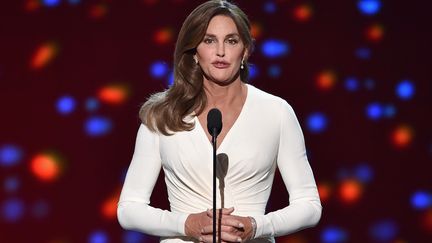 Caitlyn Jenner re&ccedil;oit le prix Arthur Ashe du courage, le 15 juillet 2015 &agrave; Los Angeles en Californie (Etats-Unis). (KEVIN WINTER / GETTY IMAGES NORTH AMERICA / AFP)