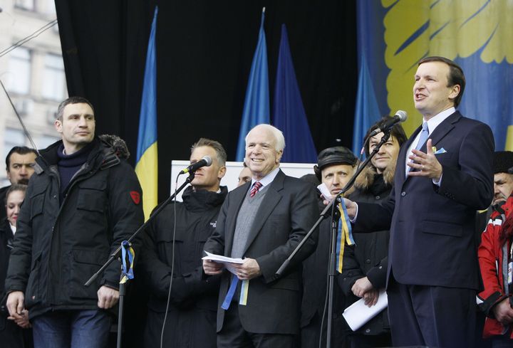 Les s&eacute;nateurs am&eacute;ricains Chris Murphy (&agrave; droite) et John McCain (&agrave; gauche) expriment leur soutien aux manifestants pro-europ&eacute;ens &agrave; Kiev (Ukraine), le 15 d&eacute;cembre 2013. (GLEB GARANICH / REUTERS)