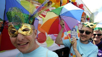 La participation &agrave; la Gay Pride 2012 s'annon&ccedil;ait exceptionnelle.&nbsp;En 2011, la marche avait rassembl&eacute; 36.000 personnes selon la pr&eacute;fecture de police, et "plus d'un demi-million" selon les organisateurs. (MAL LANGSDON / REUTERS)