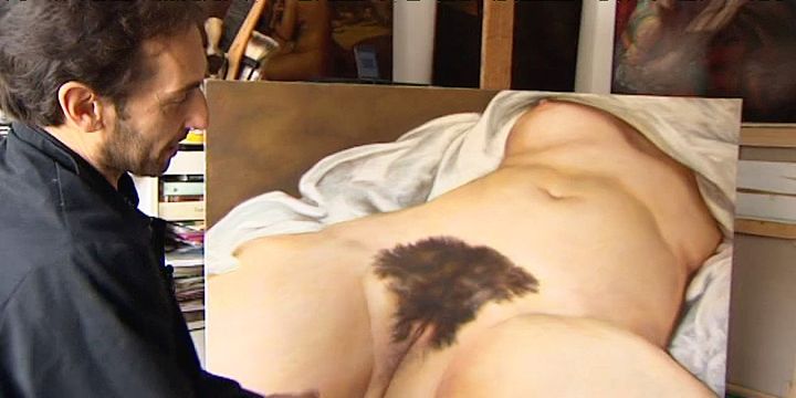 Thomas Cambois devant sa copie grand format de "L'Origine du Monde" de Gustave Courbet.
 (France 3 / Culturebox)