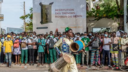 La foule attendant que le&nbsp;camion transportant des objets, certains considérés comme sacrés au Bénin, arrive à Cotonou le 10 novembre 2021. (YANICK FOLLY / AFP)