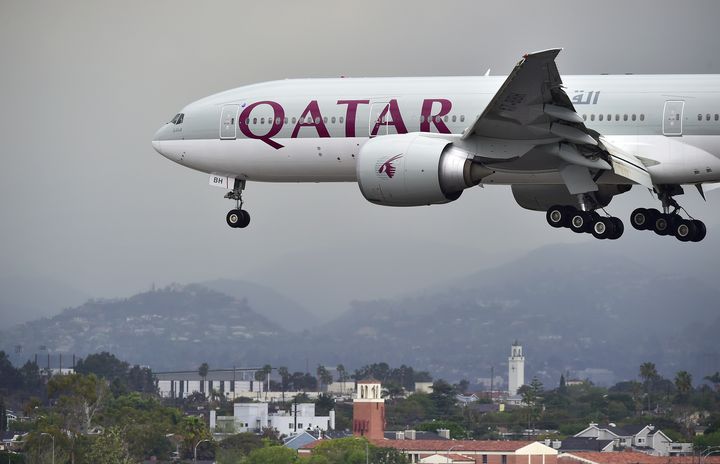 Un avion de&nbsp;Qatar Airways atterrisant à l'aéroport de Los Angeles, Californie (Etats-Unis), le 21 mars 2017. (FREDERIC J. BROWN / AFP)