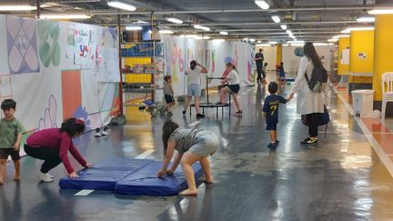 Des enfants jouent dans le parking souterrain réaménagé de l'hôpital Rambam d'Haïfa, en Israël. (ERIC AUDRA / RADIO FRANCE)