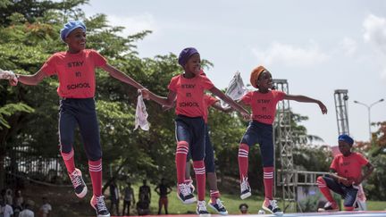 La troupe n'a pas véritablement gagné d'argent malgré la célébrité, hormis des dons de nourriture ou de vêtements. «Les gens nous invitent pour des shows, ils utilisent l'image des enfants pour leur marque, mais ils ne payent pas, ou très peu», fait remarquer leur professeure, qui rêve désormais de créer une véritable école de danse à Lagos. (STEFAN HEUNIS / AFP)