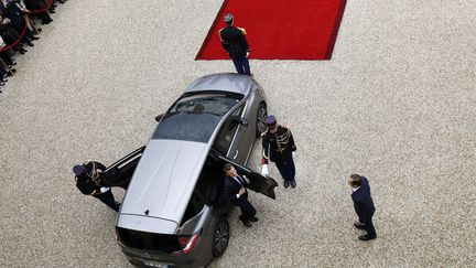 Aux alentours de 10 heures, le nouveau président Emmanuel Macron arrive à l'Elysée, vêtu d'un costume bleu nuit. (PATRICK KOVARIK/AP/SIPA)