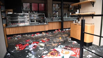 Une boulangerie dévastée en marge de la mobilisation nationale des "gilets jaunes" dans le quartier Saint-Lazare samedi 8 décembre 2018. (ERIC FEFERBERG / AFP)