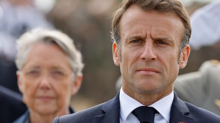 Le président de la République Emmanuel Macron et l'ancienne Première minsitre, Elisabeth Borne, 6 juin 2023, en Normandie. (LUDOVIC MARIN / POOL / AFP POOL )