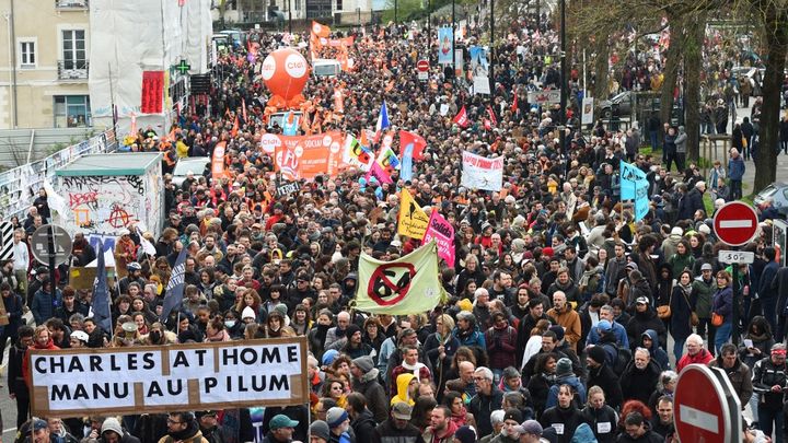 Une manifestation contre la réforme des retraites, à Nantes, le 28 mars 2023. (SEBASTIEN SALOM-GOMIS / AFP)