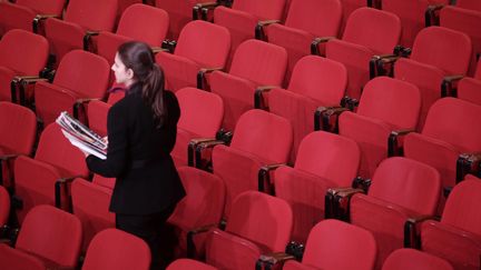 Une salle de spectacle aux fauteuils vides. Photo d'illustration. (MAXPPP)