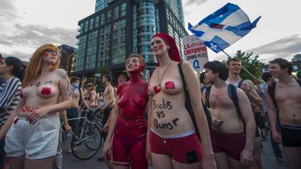 Manifestation dans les rues de Montr&eacute;al (Qu&eacute;bec) le 7 juin 2012 contre la hausse des frais de scolarit&eacute; et le Grand Prix de Formule 1. (ROGERIO BARBOSA / AFP)