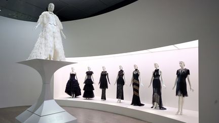 L'exposition "Karl Lagerfeld: A Line of Beauty" au Metropolitan Museum de New York, le 1er mai 2023. (ARTURO HOLMES / MG23 / GETTY IMAGES NORTH AMERICA)