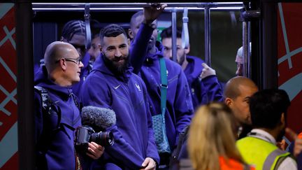 Des membres de l'équipe de France de football à leur arrivée à l'aéroport de Doha, au Qatar, le 16 novembre 2022. (ODD ANDERSEN / AFP)