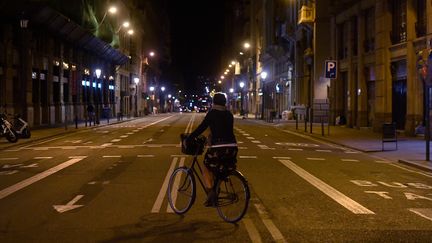 Une&nbsp;habitante&nbsp;de Barcelone (Catalogne, Espagne), le 26 octobre 2020, au moment du couvre-feu. (JOSEP LAGO / AFP)