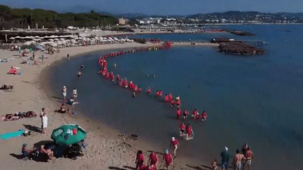 792 personnes ont participé à cette chaîne humaine en mer, le 7 octobre 2023, à Mandelieu-la-Napoule. (Compte X - Sebastien Leroy)